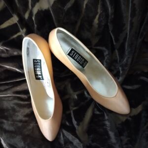 🆕👠 Studio 6 Peach Satin Pumps